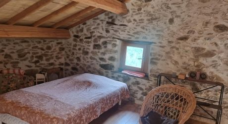 Maison en pierres dans un hameau paisible