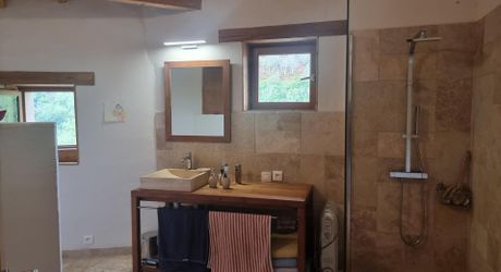 Maison en pierres dans un hameau paisible