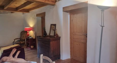 Maison en pierres dans un hameau paisible