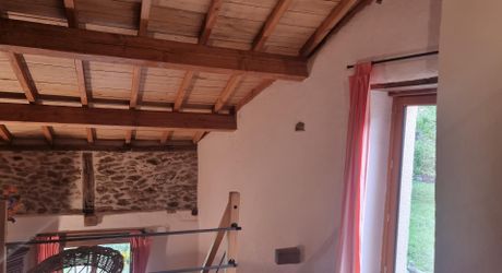 Maison en pierres dans un hameau paisible