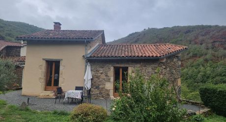 Maison en pierres dans un hameau paisible