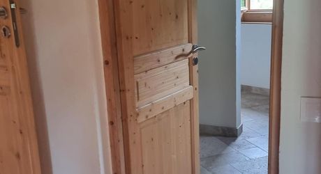 Maison en pierres dans un hameau paisible