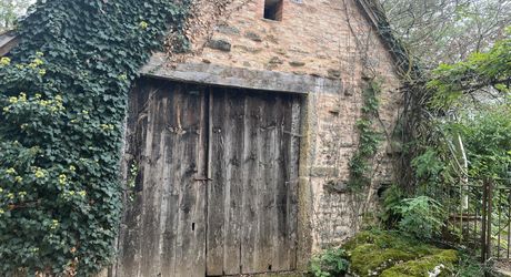 Propriété de caractère en pierre avec dépendances et piscine – SECTEUR LIVERNON