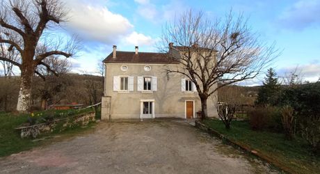 Maison de Maître avec terrain arboré - Proche de Figeac -