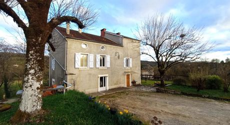 Maison de Maître avec terrain arboré - Proche de Figeac -