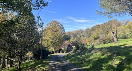 Maison et dépendances dans un cadre privilégié, loin des nuisances