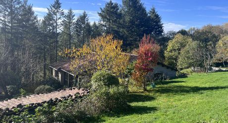 Maison et dépendances dans un cadre privilégié, loin des nuisances