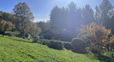 Maison et dépendances dans un cadre privilégié, loin des nuisances