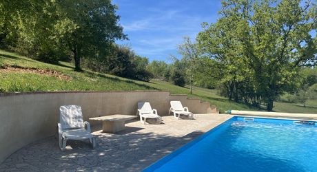 SECTEUR CAJARC - Maison de caractère en pierre avec garage, grand terrain, piscine et jacuzzi