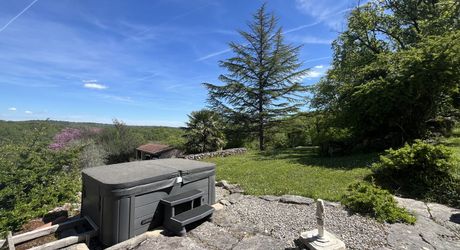 SECTEUR CAJARC - Maison de caractère en pierre avec garage, grand terrain, piscine et jacuzzi