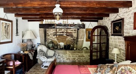SECTEUR CAJARC - Maison de caractère en pierre avec garage, grand terrain, piscine et jacuzzi