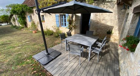Périgord noir, à 20 minutes de Montignac-Lascaux, belle périgourdine rénovée, avec piscine chauffée sur terrain attenant.