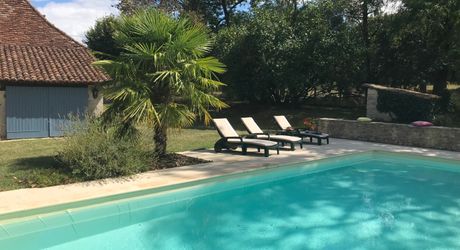 Périgord noir, à 20 minutes de Montignac-Lascaux, belle périgourdine rénovée, avec piscine chauffée sur terrain attenant.
