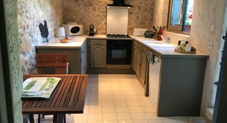 Périgord noir, à 20 minutes de Montignac-Lascaux, belle périgourdine rénovée, avec piscine chauffée sur terrain attenant.