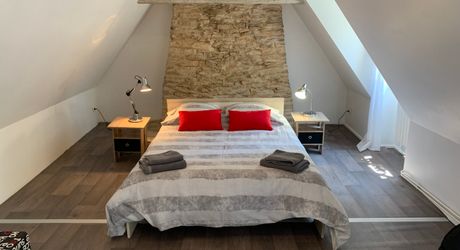 Périgord noir, à 20 minutes de Montignac-Lascaux, belle périgourdine rénovée, avec piscine chauffée sur terrain attenant.