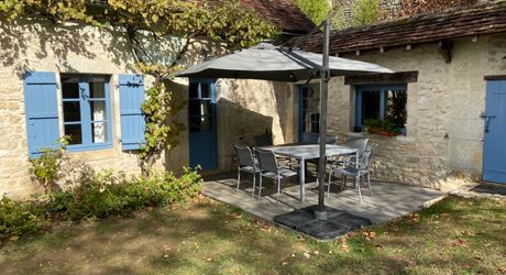 Périgord noir, à 20 minutes de Montignac-Lascaux, belle périgourdine rénovée, avec piscine chauffée sur terrain attenant.