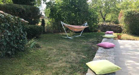 Périgord noir, à 20 minutes de Montignac-Lascaux, belle périgourdine rénovée, avec piscine chauffée sur terrain attenant.