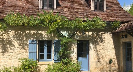 Périgord noir, à 20 minutes de Montignac-Lascaux, belle périgourdine rénovée, avec piscine chauffée sur terrain attenant.