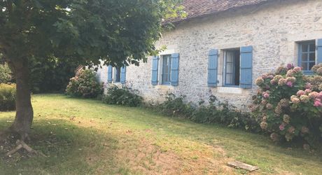 Périgord noir, à 20 minutes de Montignac-Lascaux, belle périgourdine rénovée, avec piscine chauffée sur terrain attenant.
