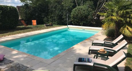 Périgord noir, à 20 minutes de Montignac-Lascaux, belle périgourdine rénovée, avec piscine chauffée sur terrain attenant.