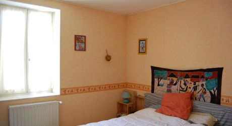 Dans Montignac,  Maison de plain pied de 3 chambres avec beau séjour. Terrain d'environ 800m², appartement indépendant. Dépendances.