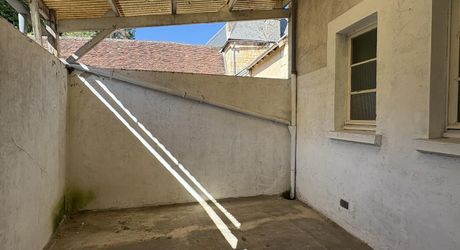 A Montignac-Lascaux, immeuble en pierre comprenant 2 garages en rdc et un appartement d'environ 100m² à l'étage. Petite terrasse/préau.