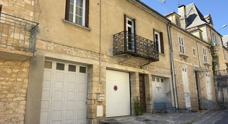 A Montignac-Lascaux, immeuble en pierre comprenant 2 garages en rdc et un appartement d'environ 100m² à l'étage. Petite terrasse/préau.