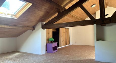 A Montignac-Lascaux, immeuble en pierre comprenant 2 garages en rdc et un appartement d'environ 100m² à l'étage. Petite terrasse/préau.