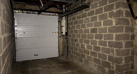 A Montignac-Lascaux, immeuble en pierre comprenant 2 garages en rdc et un appartement d'environ 100m² à l'étage. Petite terrasse/préau.