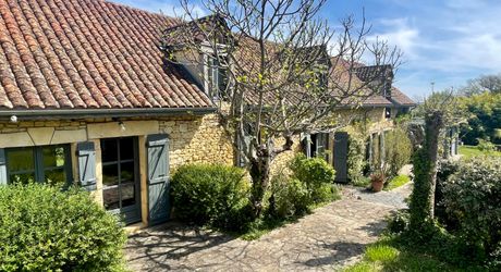 En Périgord Noir, entre Sarlat et Montignac-Lascaux, belle maison de caractère familiale avec piscine, située en bout de hameau, au calme avec jardin d'environ 5000 m².