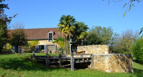 En Périgord Noir, entre Sarlat et Montignac-Lascaux, belle maison de caractère familiale avec piscine, située en bout de hameau, au calme avec jardin d'environ 5000 m².