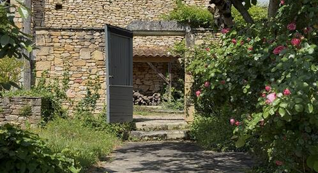En Périgord Noir, entre Sarlat et Montignac-Lascaux, belle maison de caractère familiale avec piscine, située en bout de hameau, au calme avec jardin d'environ 5000 m².