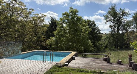 In Périgord Noir, between Sarlat and Montignac-Lascaux, beautiful family character house with swimming pool, located at the end of a hamlet, in a quiet setting with garden of approx. 5000 m².