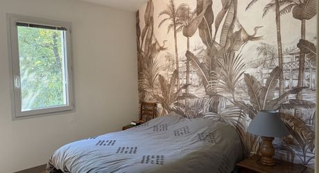 Très belle situation pour cette maison contemporaine située au calme dans un environnement boisé, sur les hauteurs de Montignac-Lascaux.