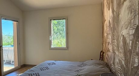 Très belle situation pour cette maison contemporaine située au calme dans un environnement boisé, sur les hauteurs de Montignac-Lascaux.