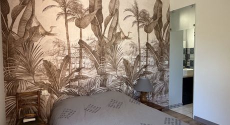 Très belle situation pour cette maison contemporaine située au calme dans un environnement boisé, sur les hauteurs de Montignac-Lascaux.