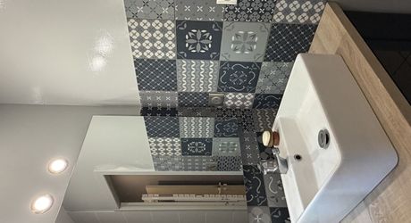 Très belle situation pour cette maison contemporaine située au calme dans un environnement boisé, sur les hauteurs de Montignac-Lascaux.