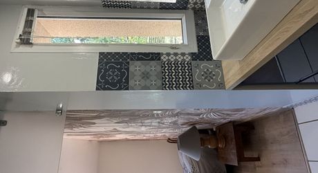 Très belle situation pour cette maison contemporaine située au calme dans un environnement boisé, sur les hauteurs de Montignac-Lascaux.