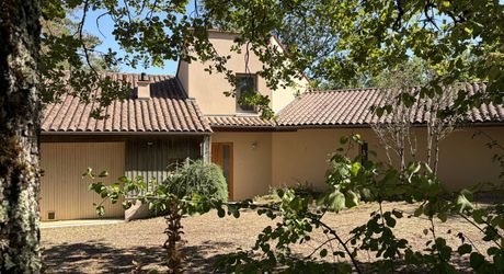 Très belle situation pour cette maison contemporaine située au calme dans un environnement boisé, sur les hauteurs de Montignac-Lascaux.