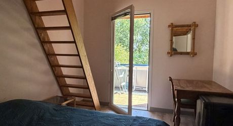 Très belle situation pour cette maison contemporaine située au calme dans un environnement boisé, sur les hauteurs de Montignac-Lascaux.
