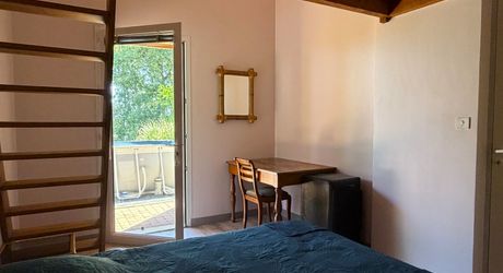 Très belle situation pour cette maison contemporaine située au calme dans un environnement boisé, sur les hauteurs de Montignac-Lascaux.