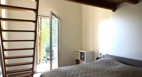 Très belle situation pour cette maison contemporaine située au calme dans un environnement boisé, sur les hauteurs de Montignac-Lascaux.