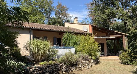 Très belle situation pour cette maison contemporaine située au calme dans un environnement boisé, sur les hauteurs de Montignac-Lascaux.