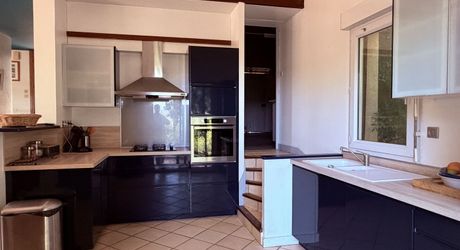 Très belle situation pour cette maison contemporaine située au calme dans un environnement boisé, sur les hauteurs de Montignac-Lascaux.