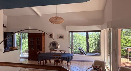 Très belle situation pour cette maison contemporaine située au calme dans un environnement boisé, sur les hauteurs de Montignac-Lascaux.