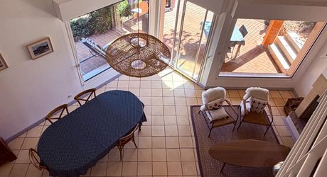 Très belle situation pour cette maison contemporaine située au calme dans un environnement boisé, sur les hauteurs de Montignac-Lascaux.