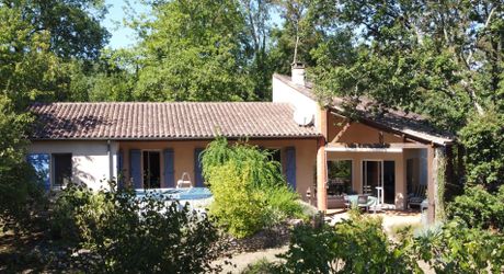 Très belle situation pour cette maison contemporaine située au calme dans un environnement boisé, sur les hauteurs de Montignac-Lascaux.