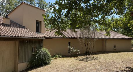 Très belle situation pour cette maison contemporaine située au calme dans un environnement boisé, sur les hauteurs de Montignac-Lascaux.