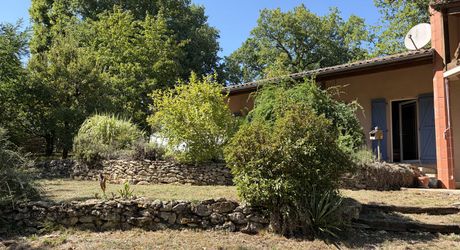 Très belle situation pour cette maison contemporaine située au calme dans un environnement boisé, sur les hauteurs de Montignac-Lascaux.