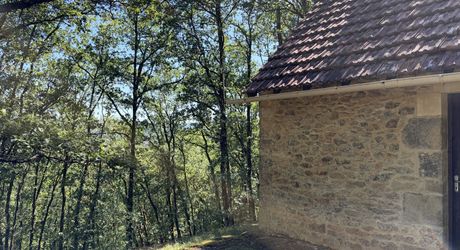 Très belle situation pour cette maison contemporaine située au calme dans un environnement boisé, sur les hauteurs de Montignac-Lascaux.